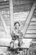 Lata 30., woj. stanisławowskie, Polska.
Kobieta z bukietem kwiatów.
Fot. Julian Krogulski, zbiory Oúrodka KARTA, udostępnił Mariusz Krogulski.
