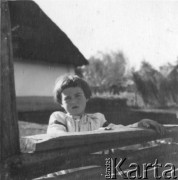 Lata 30., woj. stanisławowskie, Polska.
Portret dziewczynki.
Fot. Julian Krogulski, zbiory Oúrodka KARTA, udostępnił Mariusz Krogulski.