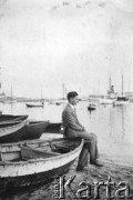 Lata 30., Polska.
Julian Krogulski, urzędnik bankowy z Kołomyi podczas wczasów nad morzem.
Fot. NN, zbiory Oúrodka KARTA, udostępnił Mariusz Krogulski.