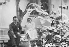 Lata 30., Kołomyja, woj. stanisławowskie, Polska.
Maria Krogulska [nauczycielka] i Stanisław Kowalski [podporucznik ułanów rezerwy, zginął na Ukrainie].
Fot. Julian Krogulski, zbiory Ośrodka KARTA, udostępnił Mariusz Krogulski.