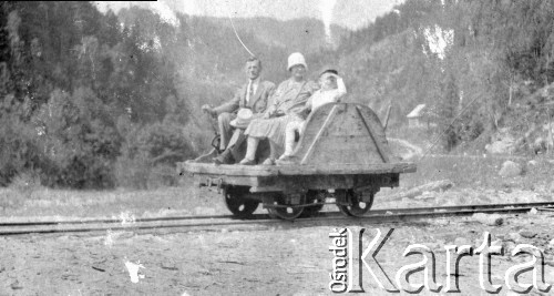 Lata 30., woj. stanisławowskie, Polska.
Podróż drezyną.
Fot. Julian Krogulski, zbiory Oúrodka KARTA, udostępnił Mariusz Krogulski.
