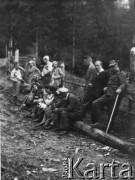 Lata 30., woj. stanisławowskie, Polska.
Grupa osób na wycieczce.
Fot. Julian Krogulski, zbiory Oúrodka KARTA, udostępnił Mariusz Krogulski.