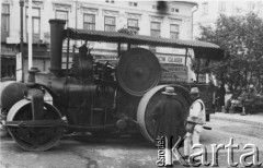 Lata 30., Kołomyja, woj. stanisławowskie, Polska.
Nowoczesny walec drogowy.
Fot. Julian Krogulski, zbiory Oúrodka KARTA, udostępnił Mariusz Krogulski.