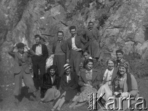 Lata 30., woj. stanisławowskie, Polska.
Pracownicy banku w Kołomyi oraz nauczyciele, znajomi Marii i Juliana Krogulskich.
Fot. Julian Krogulski, zbiory Oúrodka KARTA, udostępnił Mariusz Krogulski.