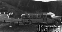 Lata 30., woj. stanisławowskie, Polska.
Autobus na górskiej drodze.
Fot. Julian Krogulski, zbiory Oúrodka KARTA, udostępnił Mariusz Krogulski.