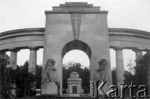 1941-44, Lwów, Polska.
Cmentarz Orląt Lwowskich.
Fot. NN, zbiory Ośrodka Karta, udostępnił Jerzy Patan.