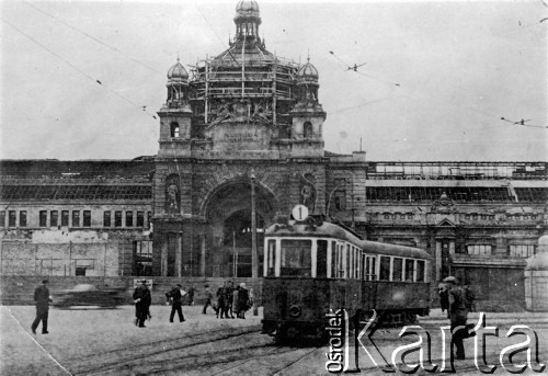 1941-44, Lwów, Polska.
Tramwaj przed Dworcem Głównym.
Fot. NN, zbiory Ośrodka Karta, udostępnił Jerzy Patan.