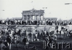 Listopad 1989, Berlin, Niemcy.
Upadek Muru Berlińskiego, ludzie stojący na murze, w tle Brama Brandenburska.
Fot. Jerzy Patan, zbiory Ośrodka KARTA, przekazał Jerzy Patan.

