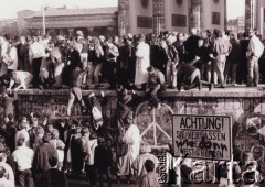 10.11.1989, Berlin, Niemcy.
Upadek Muru Berlińskiego, demonstranci na murze.
Fot. Jerzy Patan, zbiory Ośrodka KARTA, przekazał Jerzy Patan.
