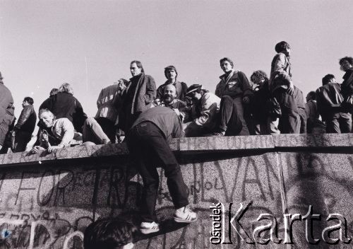 10.11.1989, Berlin, Niemcy.
Upadek Muru Berlińskiego, demonstranci na murze wciągają Jerzego Patana.
Fot. NN, zbiory Ośrodka KARTA, przekazał Jerzy Patan