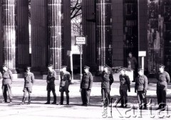 Listopad 1989, Berlin, Niemcy.
Upadek Muru Berlińskiego, żołnierze niemieccy obok Bramy Brandenburskiej.
Fot. Jerzy Patan, zbiory Ośrodka KARTA, przekazał Jerzy Patan.
