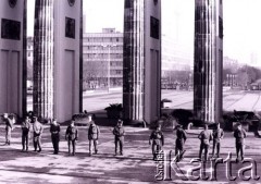 Listopad 1989, Berlin, Niemcy.
Upadek Muru Berlińskiego, żołnierze niemieccy obok Bramy Brandenburskiej.
Fot. Jerzy Patan, zbiory Ośrodka KARTA, przekazał Jerzy Patan.

