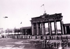Listopad 1989, Berlin, Niemcy.
Upadek Muru Berlińskiego, żołnierze niemieccy obok Bramy Brandenburskiej.
Fot. Jerzy Patan, zbiory Ośrodka KARTA, przekazał Jerzy Patan.

