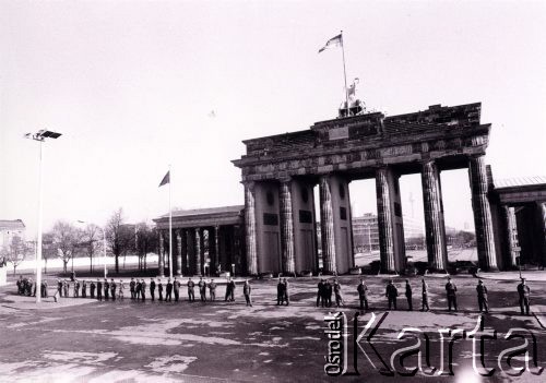 Listopad 1989, Berlin, Niemcy.
Upadek Muru Berlińskiego, żołnierze niemieccy obok Bramy Brandenburskiej.
Fot. Jerzy Patan, zbiory Ośrodka KARTA, przekazał Jerzy Patan.

