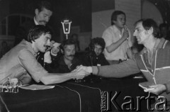 1981, Bytom, Polska.
Kopalnia Rozbark, spotkanie z górnikami, za stołem od lewej: Walinowski, przewodniczący Regionu Śląsko-Dąbrowskiego (wita się z nim K. Lewandowski), Lech Wałęsa, Sławomir Mazurek, przewodniczący zakładowej Solidarności.
Fot. NN, zbiory Ośrodka KARTA, udostępnił K. Lewandowski.

