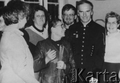 11.10.1984, Bytom, Polska.
Kościół św. Krzyża, stoją od lewej: D. Skorenko, Magdalena Małecka, Anna Walentynowicz, ks. Krzysztof, K. Lewandowski, pani Helena ps. Babcia.
Fot. NN, zbiory Ośrodka KARTA, udostępnił K. Lewandowski.

