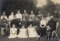 22.10.1917, Lubecz, Rosja.
 Pracownicy sierocińca Centralnego Komitetu Obywatelskiego, z lewej siedzi Franciszek Grabowski (w mundurze), Katarzyna Bazarnik (kucharka), Apolonia Biedrzycka, Michalina Grabowska, Zofia Kuberska, z prawej siedzi Władysław Rawicz-Rojek z Haliną Żero. Podpis na odwrocie: 
