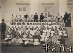 1915 - 1917, Czernihów, Rosja.
 Pracownicy i wychowankowie ochronki Centralnego Komitetu Obywatelskiego; z lewej (w mundurze) stoi Franciszek Grabowski, na górze od lewej: Katarzyna Bazarnik (kucharka), Apolonia Biedrzycka, Zofia Kuberska, Władysław Rawicz-Rojek, siedzi Michalina Grabowska z Haliną Żero.
 Fot. NN, zbiory Ośrodka KARTA, kolekcja Haliny Żero.
   
