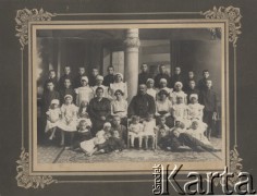 1915-1918, Czernihów, Rosja.
Pracownicy ochronki Centralnego Komitetu Ochronnego i grupa wychowanków; siedzą od lewej: Katarzyna Bazarnik (kucharka), Michalina Grabowska (kierowniczka ochronki), Władysław Rawicz-Rojek, Stanisława (nazwisko nieznane), na drewnianym krzesełku z lewej siedzi Halina Żero.
Fot.NN, zbiory Ośrodka KARTA, kolekcję zdjęć przekazała Halina Żero.


