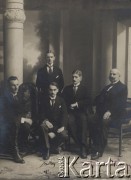1916-1918, Czernihów, Rosja.
Pracownicy Centralnego Komitetu Obywatelskiego, z prawej siedzi Władysław Rawicz-Rojek, stoi K. Jasiński, z lewej siedzi Edward Rettinger, pełnomocnik okręgowy C.K.O.
Fot. NN, zbiory Ośrodka KARTA, udostępniła: Halina Żero.
 
