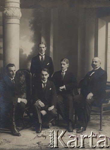 1916-1918, Czernihów, Rosja.
Pracownicy Centralnego Komitetu Obywatelskiego, z prawej siedzi Władysław Rawicz-Rojek, stoi K. Jasiński, z lewej siedzi Edward Rettinger, pełnomocnik okręgowy C.K.O.
Fot. NN, zbiory Ośrodka KARTA, udostępniła: Halina Żero.
 
