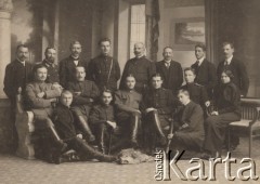 1916-1918, Czernihów, Rosja.
 Pracownicy Centralnego Komitetu Obywatelskiego, w środku stoją: Edward Rettinger (z lewej) i Władysław Rawicz-Rojek, z prawej siedzi Michalina Grabowska, na podłodze z lewej: Franciszek Grabowski, z prawej Wacław Grabowski, trzeci z lewej siedzi Mieczysław Kuczyński.
 Fot. NN, zbiory Ośrodka KARTA, udostępniła: Halina Żero.
   
