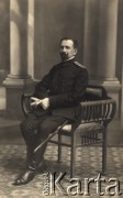 7.11.1918, Czernihów, Rosja.
 Adolf Horodceni, pracownik Centralnego Komitetu Obywatelskiego, portret w mundurze.
 Fot. NN, zbiory Ośrodka KARTA, udostępniła Halina Żero.
   

