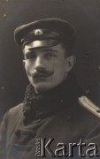1918, Czernihów, Rosja.
 Bronisław (nazwisko nieznane), pracownik Centralnego Komitetu Obywatelskiego w Czernihowie, portret w mundurze.
 Fot. NN, zbiory Ośrodka KARTA, udostępniła Halina Żero
   
