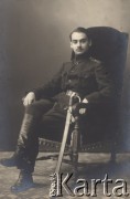 10.10.1918, Czernihów, Rosja.
 Młody mężczyzna NN, pracownik Centralnego Komitetu Obywatelskiego w Czernihowie, portret w mundurze.
 Fot. NN, zbiory Ośrodka KARTA, udostępniła Halina Żero.
   
