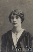 17.04.1917, Czernihów, Rosja.
 Portret Janiny Komarowskiej, pracownicy Centralnego Komitetu Obywatelskiego w Czernihowie.
 Fot. NN, zbiory Ośrodka KARTA, udostępniła Halina Żero
   
