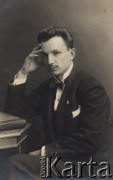 1918, Czernihów, Rosja.
 Pełnomocnik okręgowy (na okręg Czernihów) Oddziału Komisji Zachodniej Centralnego Komitetu Obywatelskiego w Bobrujsku - Edward Rettinger, portret.
 Fot. NN, zbiory Ośrodka KARTA, udostępniła: Halina Żero.
   
