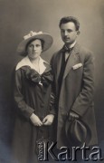 1914-1918, Rosja.
 Edward Rettinger - pełnomocnik okręgowy  Centralnego Komitetu Obywatelskiego z żoną Wandą z domu Jasińską, portret.
 Fot. NN, zbiory Ośrodka KARTA, udostępniła: Halina Żero.
   
