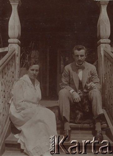1914 - 1918, Rosja.
 Edward Rettinger - pełnomocnik okręgowy Centralnego Komitetu Obywatelskiego, z żoną Wandą z domu Jasińską.
 Fot. NN, zbiory Ośrodka KARTA, udostępniła: Halina Żero.
   
