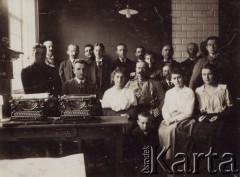 1917-1918, Czernihów, Rosja.
Pracownicy Centralnego Komitetu Obywatelskiego w biurze, czwarty od prawej siedzi Władysław Rawicz-Rojek, szósty Edward Rettinger, siódmy od prawej stoi p. Antosiewicz, na stole stoją maszyny do pisania.
Fot. NN, zbiory Ośrodka KARTA, udostępniła: Halina Żero.
 
