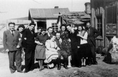 1954, Magadan, Kołyma, ZSRR.
Polacy zwolnieni z łagrów przed domem, w którym mieszkali Mackiewiczowie; stoją od lewej: Witold Szmigiero, Jadwiga Bizanc-Szmigiero, Andrzej Mackiewicz, NN, NN, Alina Kopisto, Józefa Górska-Nosowicz, Józef Nosowicz, Adela Merlak, NN, siedzą: Nela Kozak-Mackiewiczowa i Wacław Kopisto (?)
Fot. NN, zbiory Ośrodka Karta, udostępniła Alina Kopisto
