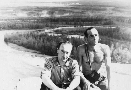 Lato 1955, Ust'Omczug, Kołyma, ZSRR.
Józef Romański i M. Wigierski, w tle krajobraz Kołymy.
Fot. NN, zbiory Ośrodka Karta, udostępnił Józef Romański.

