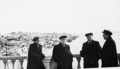 15.10.1955, Chabarowsk, ZSRR.
Byli więźniowie łagrów powracający do kraju, stoją od lewej: M. Wigierski, Józef Romański, Myślin (?), Ogrodnik.
Fot. NN, zbiory Ośrodka Karta, udostępnił Józef Romański.
