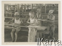 14.08.1943, Teheran, Iran.
Obóz Cywilny nr 3 dla ludności polskiej ewakuowanej z ZSRR, n/z junacy podczas nauki.
Fot. Zygmunt Klemensiewicz, kolekcja Anny Skoczylas, zbiory Fundacji Ośrodka KARTA