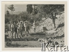 14.08.1943, Teheran, Iran.
Obóz harcerski w Obozie Cywilnym nr 3, n/z ćwiczenia zuchów w strzelaniu z łuku.
Fot. Zygmunt Klemensiewicz, kolekcja Anny Skoczylas, zbiory Fundacji Ośrodka KARTA