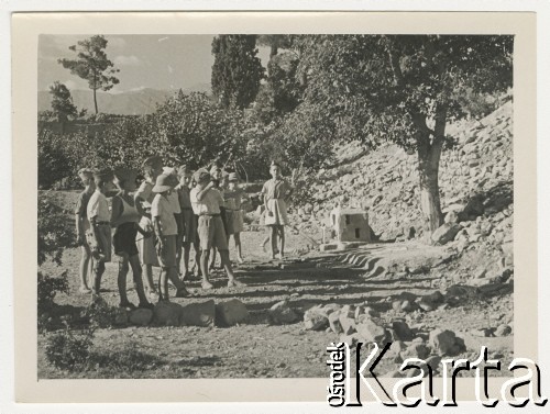 14.08.1943, Teheran, Iran.
Obóz harcerski w Obozie Cywilnym nr 3, n/z ćwiczenia zuchów w strzelaniu z łuku.
Fot. Zygmunt Klemensiewicz, kolekcja Anny Skoczylas, zbiory Fundacji Ośrodka KARTA
