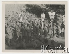14.08.1943, Teheran, Iran.
Obóz Cywilny nr 3, n/z zuchy z totemami na zbiórce w obozie w Manzarich.
Fot. Zygmunt Klemensiewicz, kolekcja Anny Skoczylas, zbiory Fundacji Ośrodka KARTA
