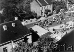 25.06.1976, Radom, Polska. 
Wydarzenia radomskie - czerwiec 1976. Skrzyżowanie ulic Kelles-Krausa i 1-go Maja - przyczepa z betonowymi płytami przed budynkiem KW PZPR.
Fot. NN, zbiory Ośrodka KARTA, udostępnił Mizerski
