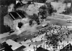25.06.1976, Radom, Polska. 
Wydarzenia radomskie - czerwiec 1976. Skrzyżowanie ulic Kelles-Krausa i 1-go Maja - przyczepa z betonowymi płytami przed budynkiem KW PZPR.
Fot. NN, zbiory Ośrodka KARTA, udostępnił Mizerski
