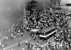 25.06.1976, Radom, Polska. 
Wydarzenia radomskie - czerwiec 1976. Skrzyżowanie ulic Kelles-Krausa i 1-go Maja - przyczepa z betonowymi płytami i tłum demonstrantów przed budynkiem KW PZPR.
Fot. NN, zbiory Ośrodka KARTA [sygn. OK 010494], udostępnił Mizerski