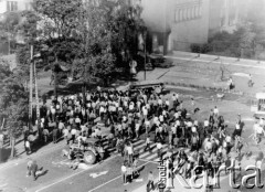 25.06.1976, Radom, Polska. 
Wydarzenia radomskie - czerwiec 1976. Skrzyżowanie ulic Kelles-Krausa i 1-go Maja - tlum demonstrantów i przyczepa z betonowymi płytami przed budynkiem KW PZPR.
Fot. NN, zbiory Ośrodka KARTA [sygn. OK 010495], udostępnił Mizerski
