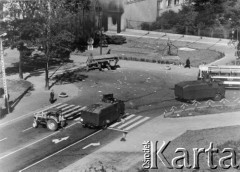 25.06.1976, Radom, Polska. 
Wydarzenia radomskie - czerwiec 1976. Skrzyżowanie ulic Kelles-Krausa i 1-go Maja - przyczepa z betonowymi płytami i dwa samochody z armatkami wodnymi przed budynkiem KW PZPR.
Fot. NN, zbiory Ośrodka KARTA, udostępnił Mizerski

