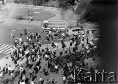 25.06.1976, Radom, Polska. 
Wydarzenia radomskie - czerwiec 1976. Skrzyżowanie ulic Kelles-Krausa i 1-go Maja - tłum odpędzający milicjantów od budynku KW PZPR.
Fot. NN, zbiory Ośrodka KARTA [sygn. OK 010498], udostępnił Mizerski

