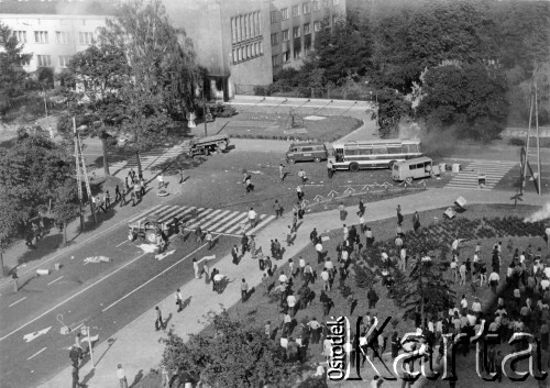 25.06.1976, Radom, Polska. 
Wydarzenia radomskie - czerwiec 1976. Skrzyżowanie ulic Kelles-Krausa i 1-go Maja - walki robotników z milicjantami, w tle palący się budynek KW PZPR.
Fot. NN, zbiory Ośrodka KARTA [sygn. OK 010499], udostępnił Mizerski
