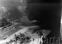 25.06.1976, Radom, Polska. 
Wydarzenia radomskie - czerwiec 1976. Skrzyżowanie ulic Kelles-Krausa i 1-go Maja - płonący budynek KW PZPR i samochody podpalone przez demonstrantów.
Fot. NN, zbiory Ośrodka KARTA [sygn. OK 010500], udostępnił Mizerski

