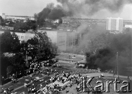 25.06.1976, Radom, Polska. 
Wydarzenia radomskie - czerwiec 1976. Skrzyżowanie ulic Kelles-Krausa i 1-go Maja - płonący budynek KW PZPR i samochody podpalone przez demonstrantów.
Fot. NN, zbiory Ośrodka KARTA [sygn. OK 010502], udostępnił Mizerski
